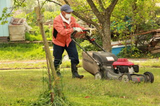 草刈り風景　４輪自走機