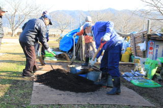 堆肥造り　肥料混合